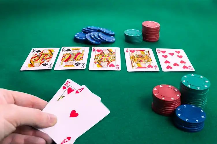 Tampilan dealer langsung di Live Casino idnraja dengan latar neon pink